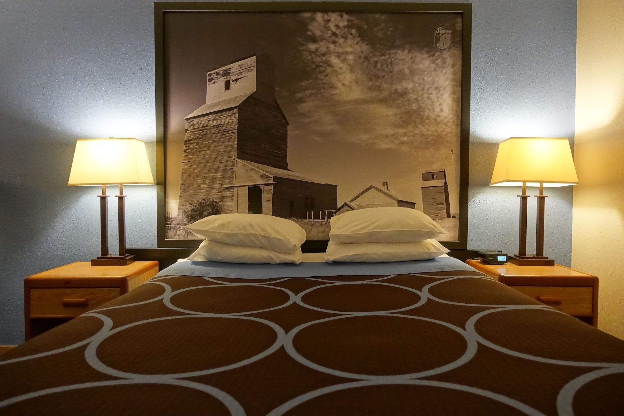 Super 8 By Wyndham Swift Current Hotel Exterior photo
