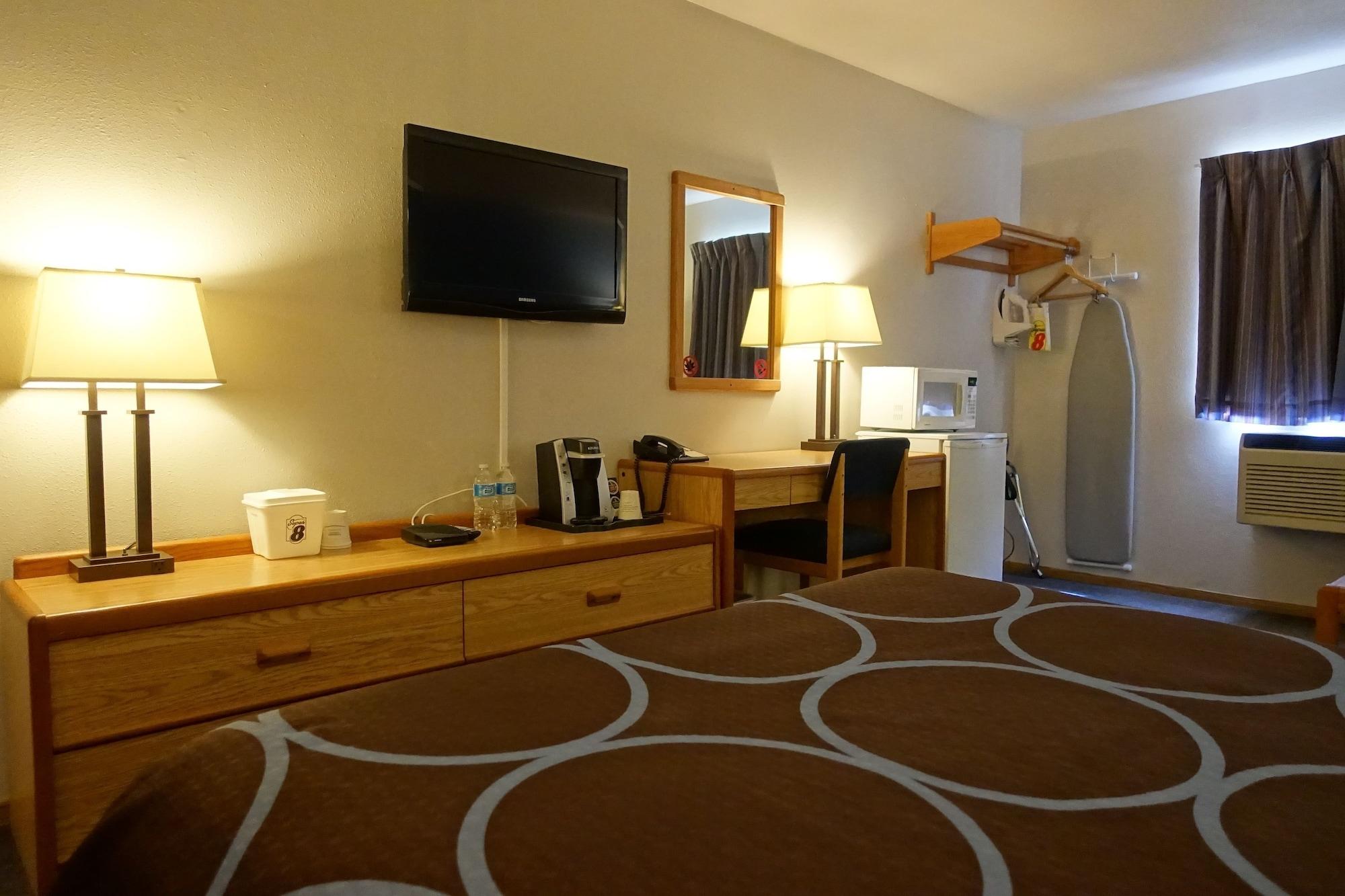 Super 8 By Wyndham Swift Current Hotel Exterior photo