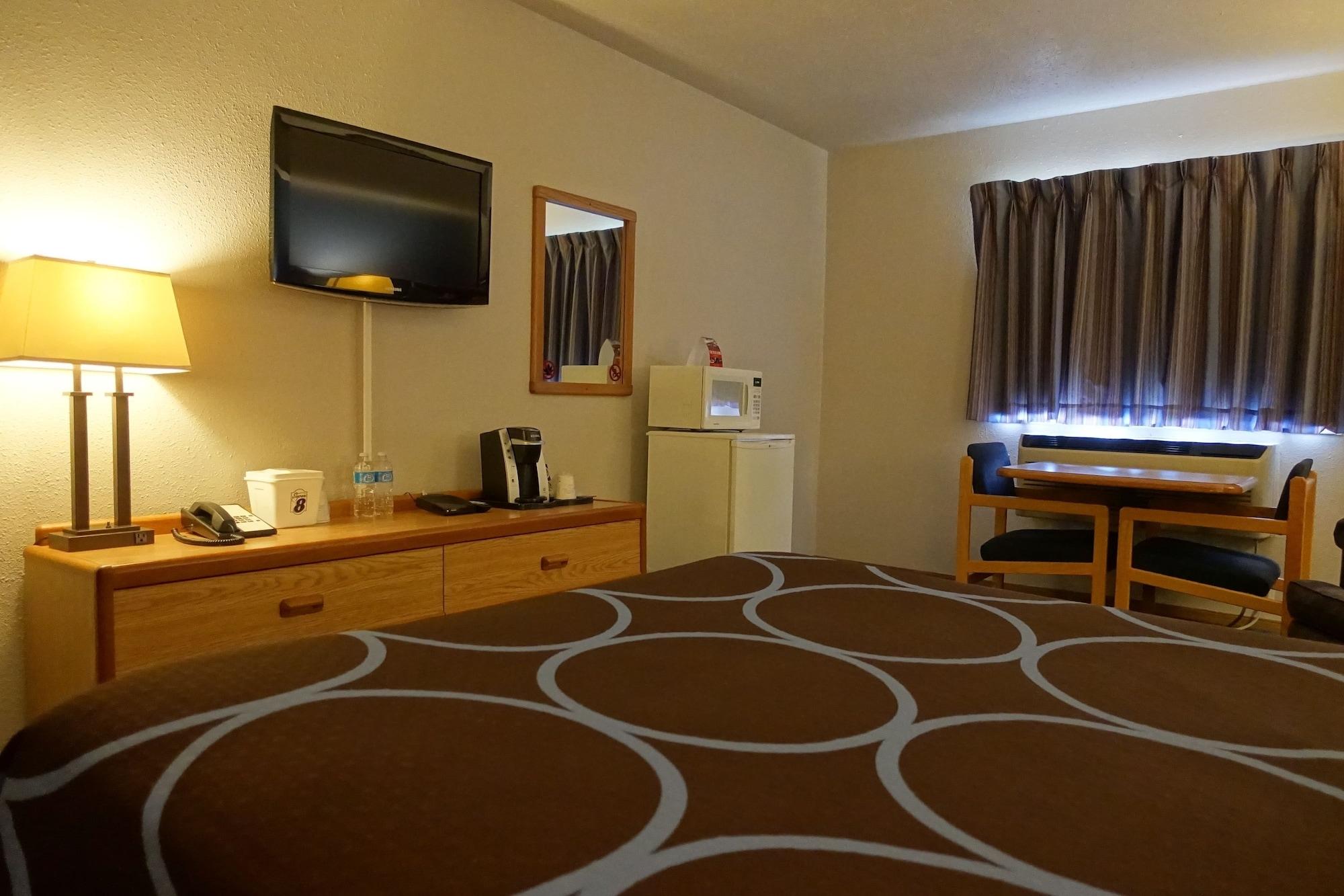 Super 8 By Wyndham Swift Current Hotel Exterior photo