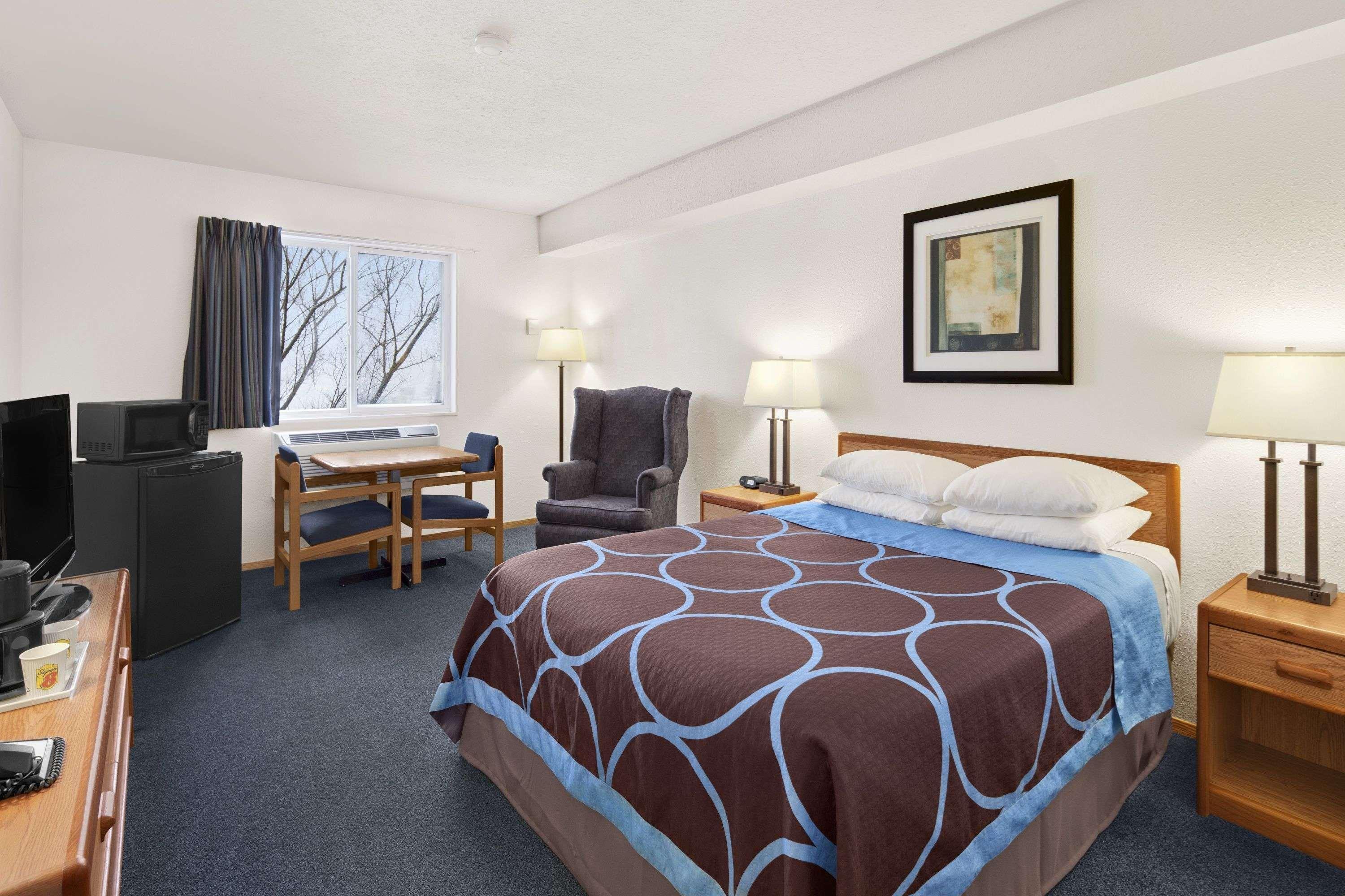 Super 8 By Wyndham Swift Current Hotel Exterior photo
