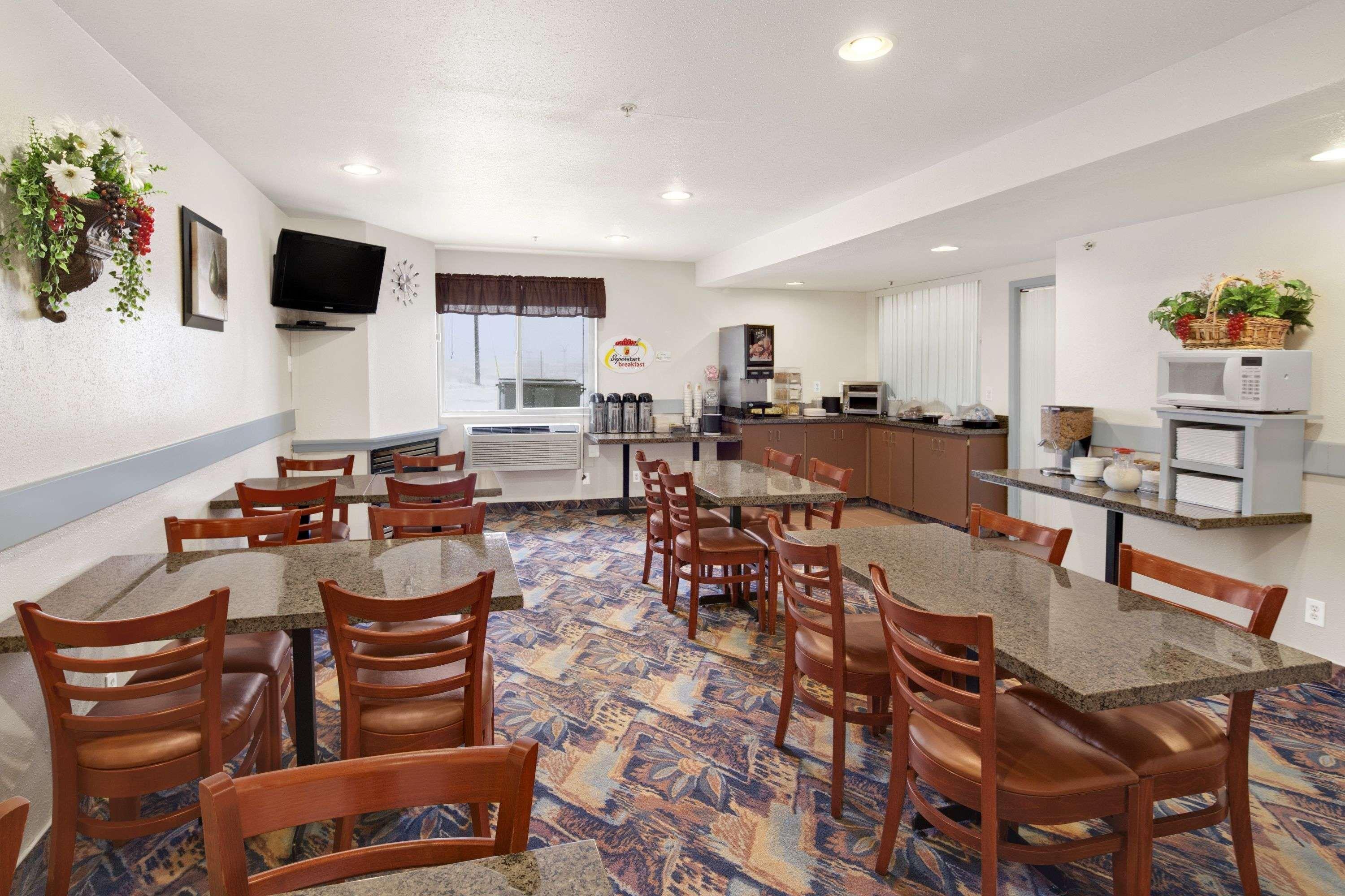 Super 8 By Wyndham Swift Current Hotel Exterior photo