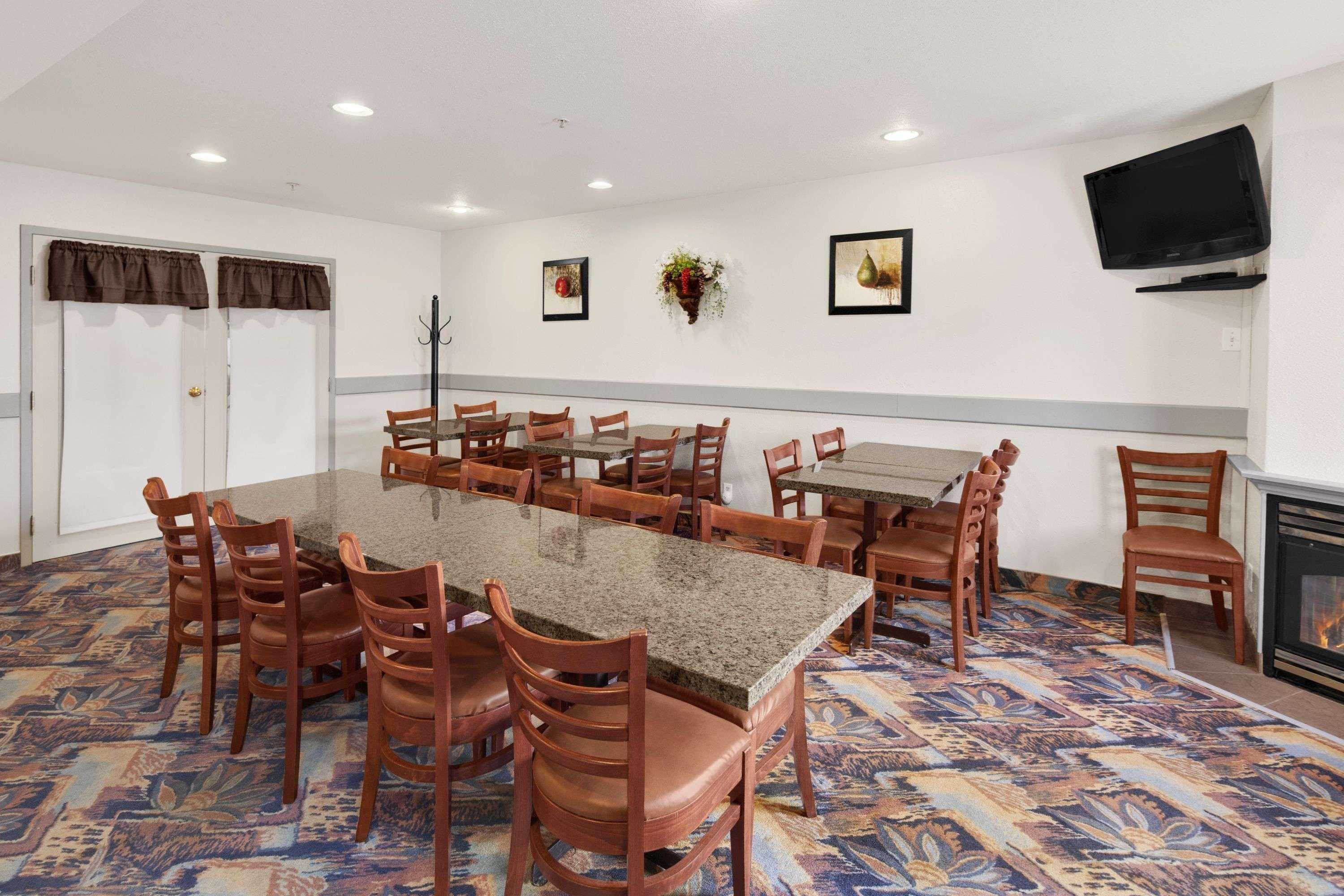Super 8 By Wyndham Swift Current Hotel Exterior photo