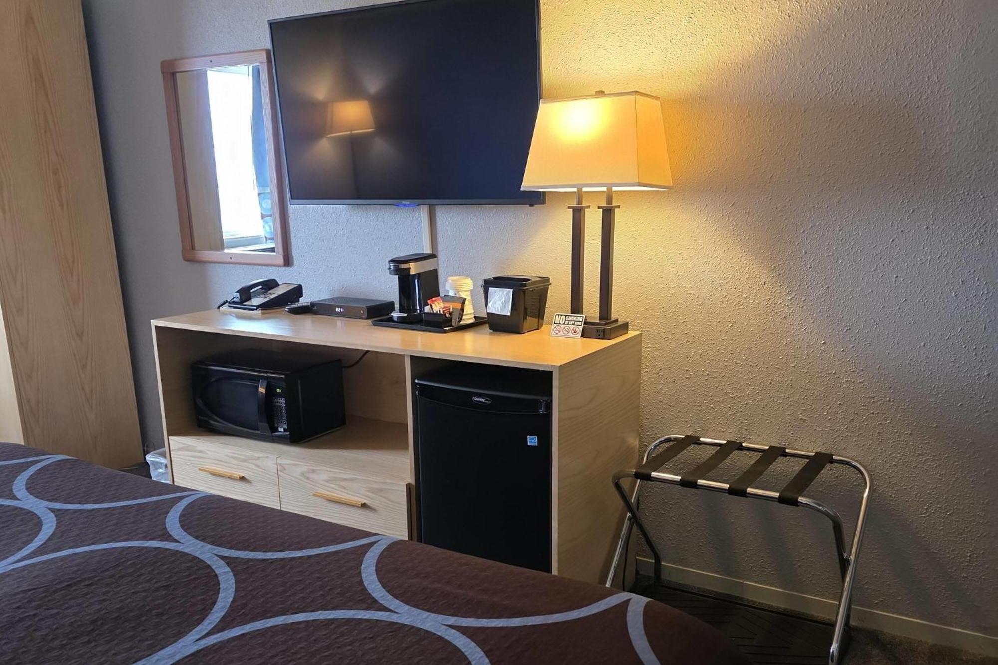 Super 8 By Wyndham Swift Current Hotel Exterior photo