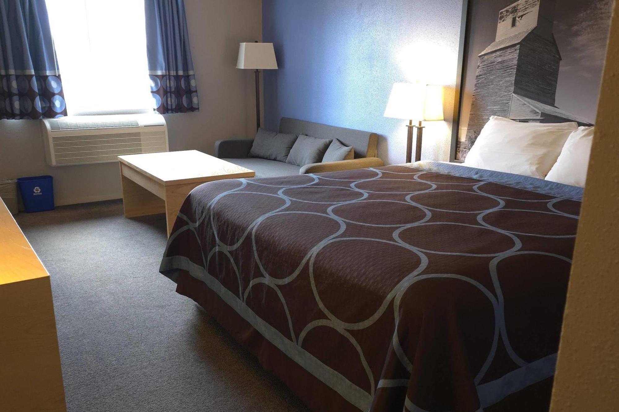 Super 8 By Wyndham Swift Current Hotel Exterior photo