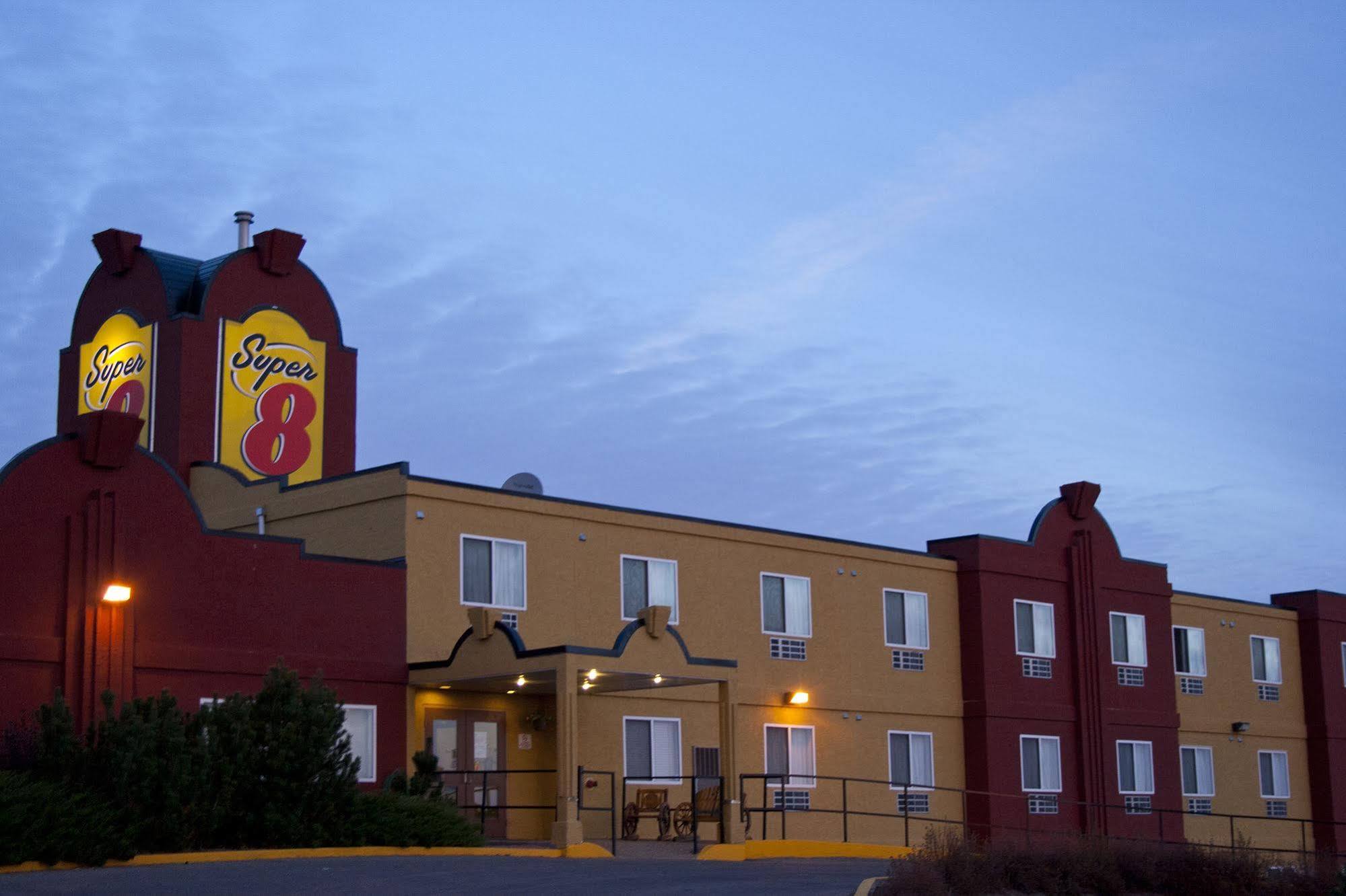 Super 8 By Wyndham Swift Current Hotel Exterior photo