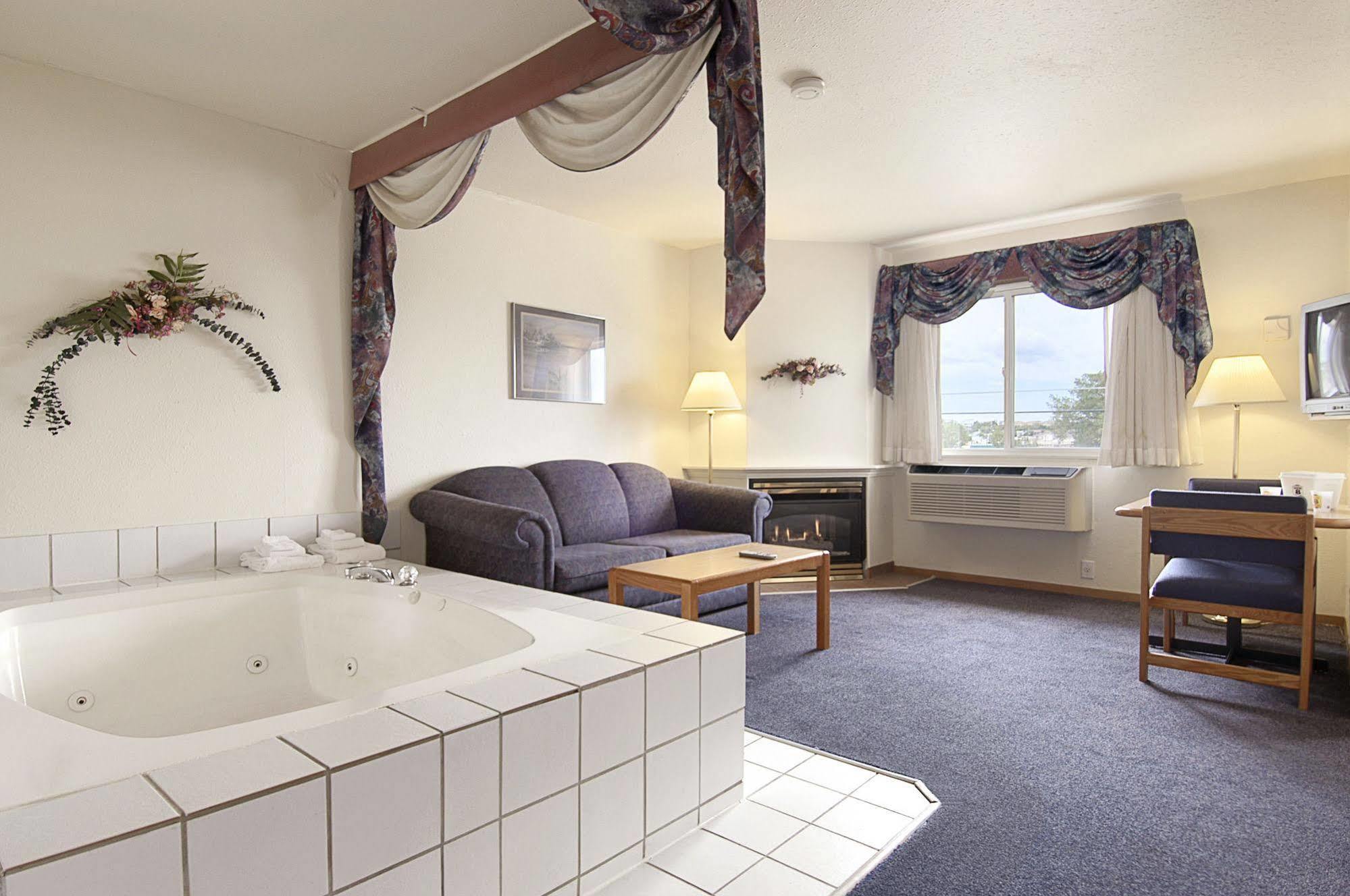Super 8 By Wyndham Swift Current Hotel Room photo