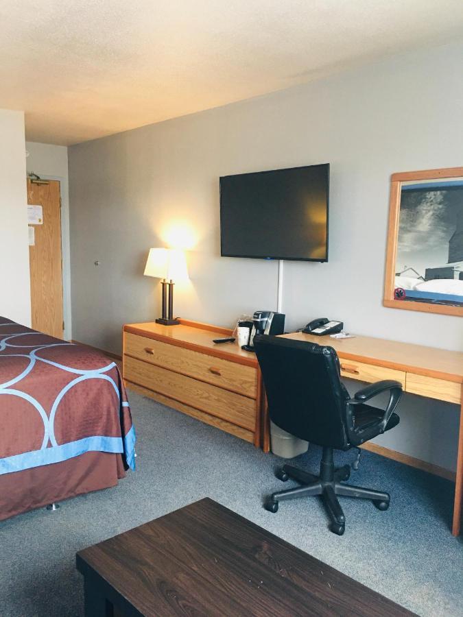 Super 8 By Wyndham Swift Current Hotel Exterior photo