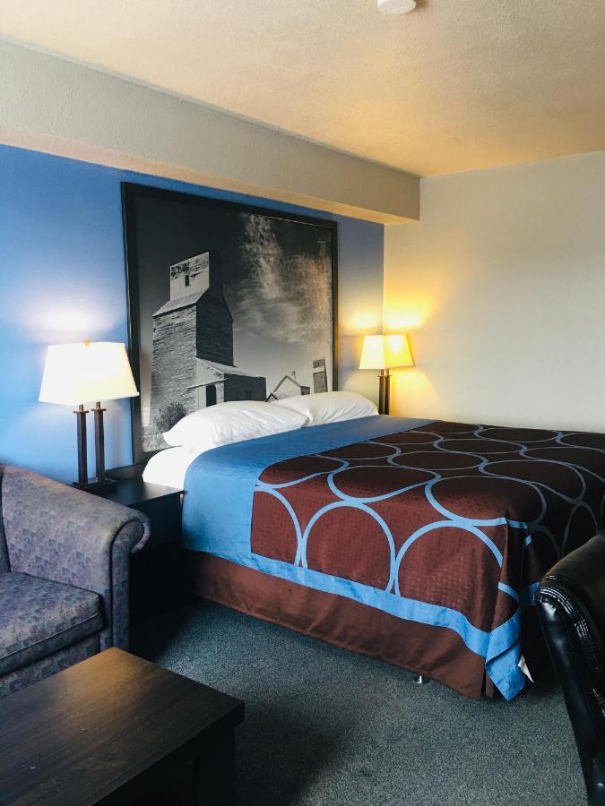Super 8 By Wyndham Swift Current Hotel Exterior photo
