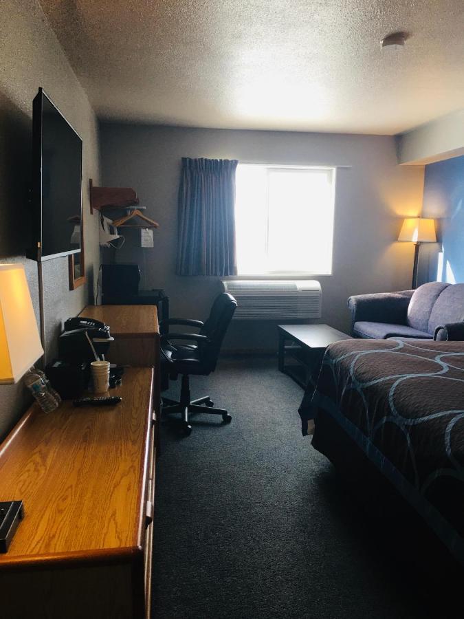 Super 8 By Wyndham Swift Current Hotel Exterior photo